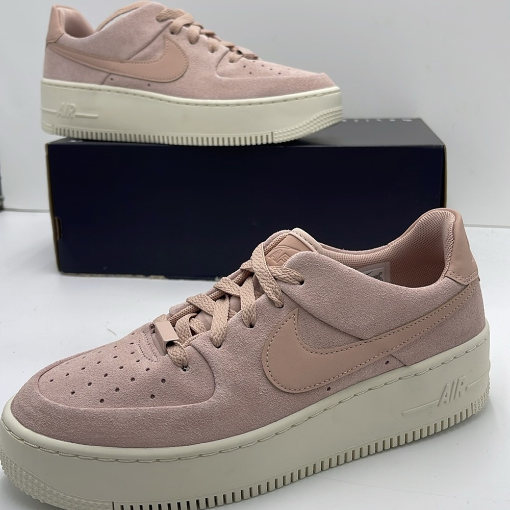 Nike WMNS Air Force 1 Sage Low
Platform Sneakers
Particle Beige/Phant
AR5339-201 - Picture 13 of 16